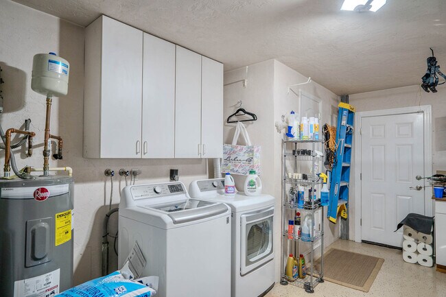 Building Photo - 3003 W Vina Del Mar Blvd