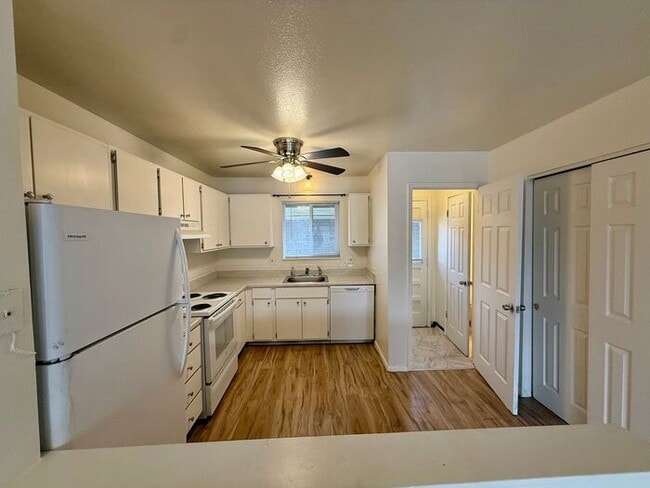 Building Photo - Beautiful 2 Bedroom Town Home! INCLUDED IN RENT: Water/Sewer/Gas/Trash