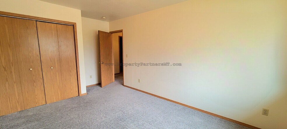 Building Photo - 709 Golden West Dr