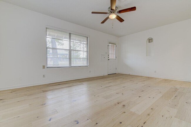 Building Photo - 1711 Brentwood St