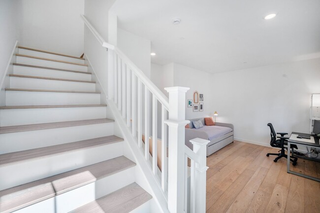 Building Photo - $3595.00 - Newer Large 3/2.5 Townhome in B...