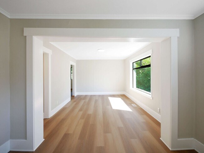 Building Photo - 2 Bed 1.5Bath Single-family House Availabl...