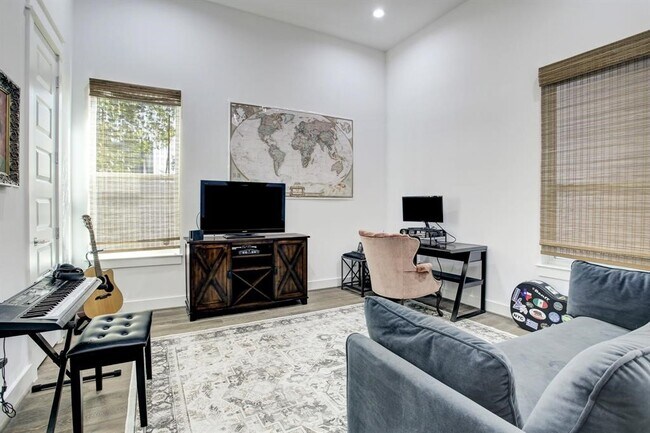 Building Photo - 808 Fisher St