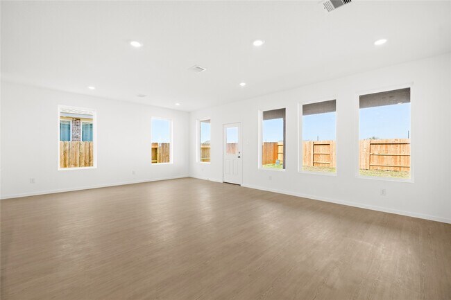 Building Photo - 823 Heaven Dr