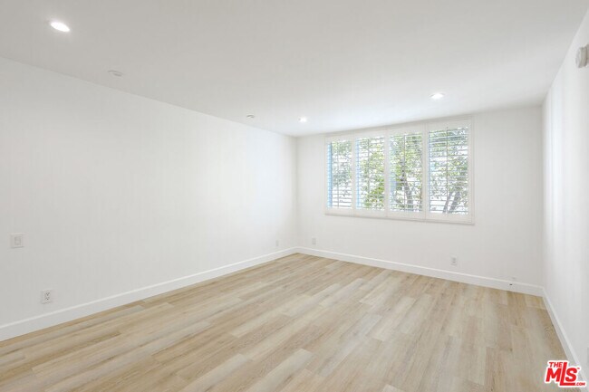 Building Photo - 2385 Roscomare Rd