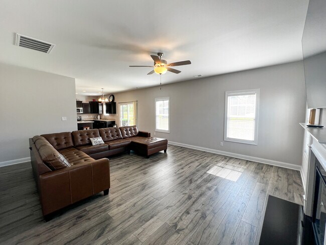 Building Photo - 172 Finch Ln