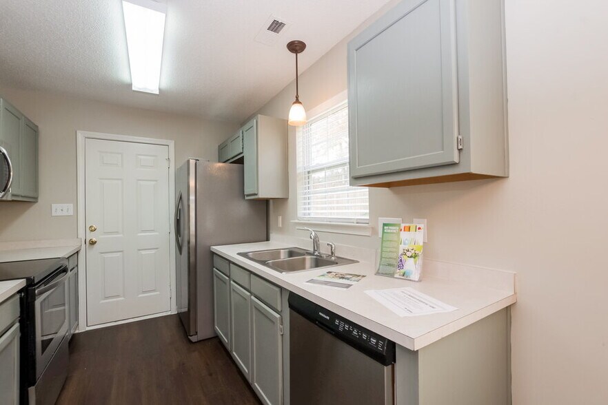 Building Photo - 8701 Terra Cotta Dr