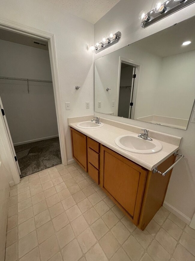 Building Photo - Beautiful 4 Bedroom Single Family Home - Harrison School District