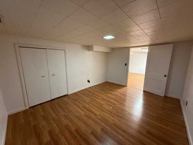 Building Photo - Two bedroom, One bathroom, Pet Friendly Ho...