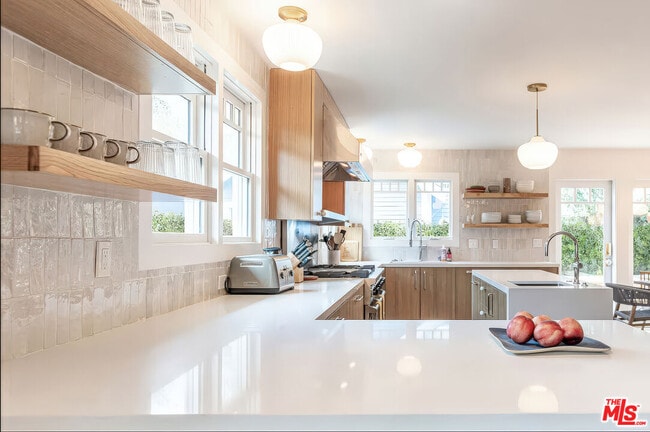 Building Photo - 825 Superba Ave