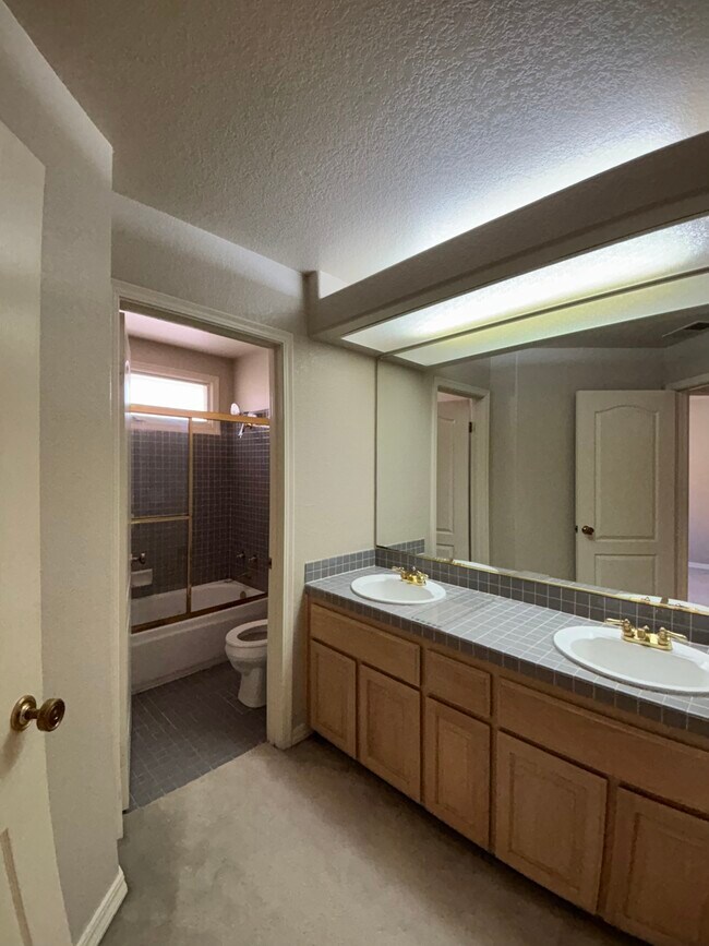 Building Photo - 127 Rassani Dr