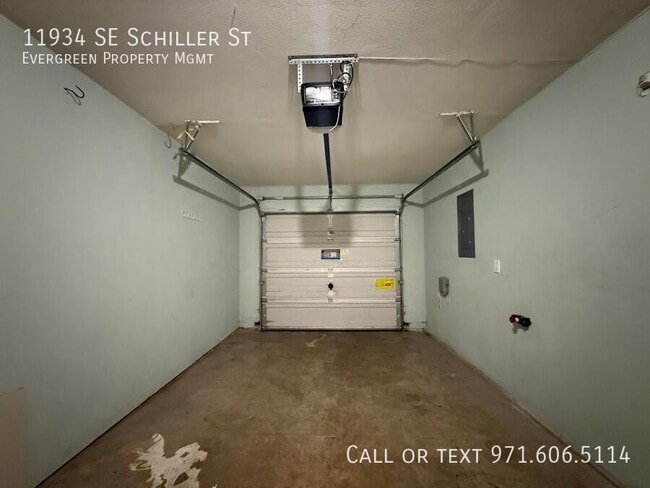 Building Photo - 11934 SE Schiller St