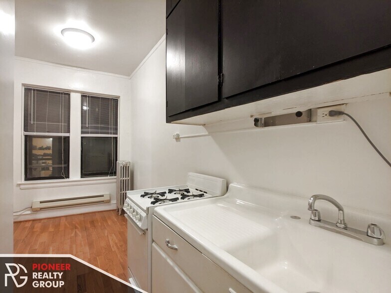 Building Photo - 4635 N Paulina St