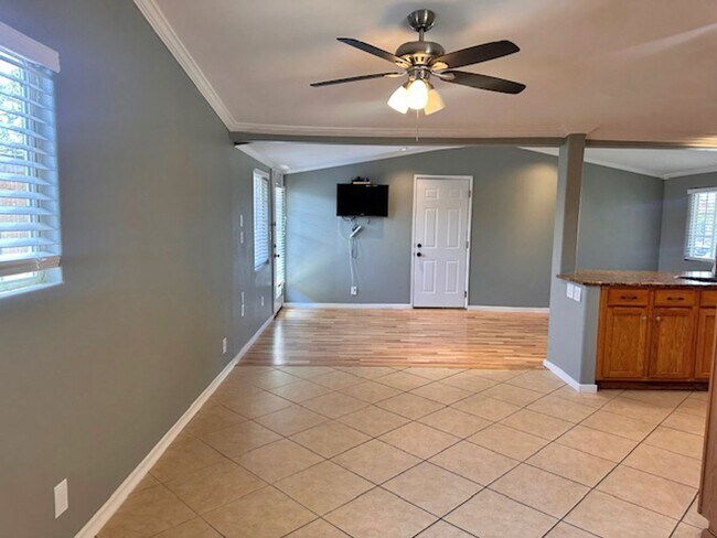 Building Photo - Spacious 4 Bedroom Home in Quiet Neighborhood