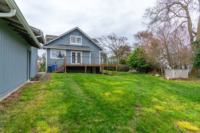 Building Photo - 3 bedroom/3 Bathroom House- In Town with Large yard