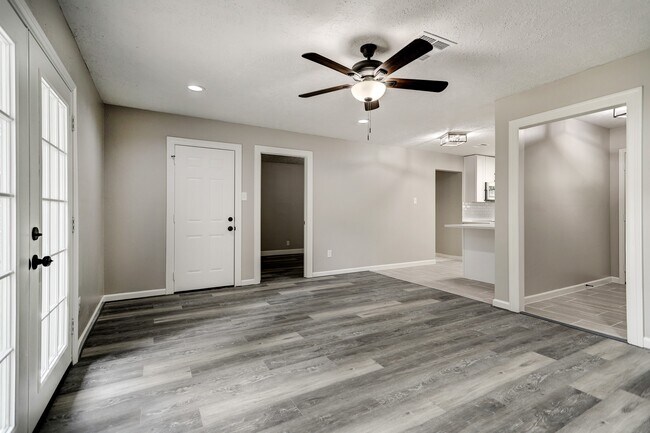 Building Photo - 4411 Oak Shadows Dr