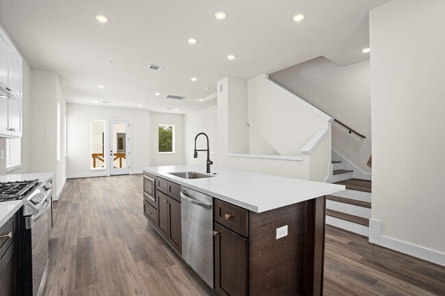 Building Photo - 3905 B Pinemont Dr