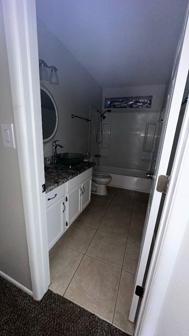 Building Photo - Updated 2 Bed/1 Bath Condo at 43rd Ave & I...