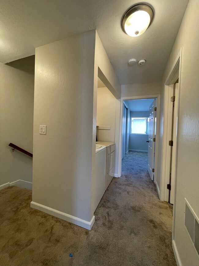 Building Photo - Beautiful Updated 3 Bedroom, 2 1/2 Bath Condo