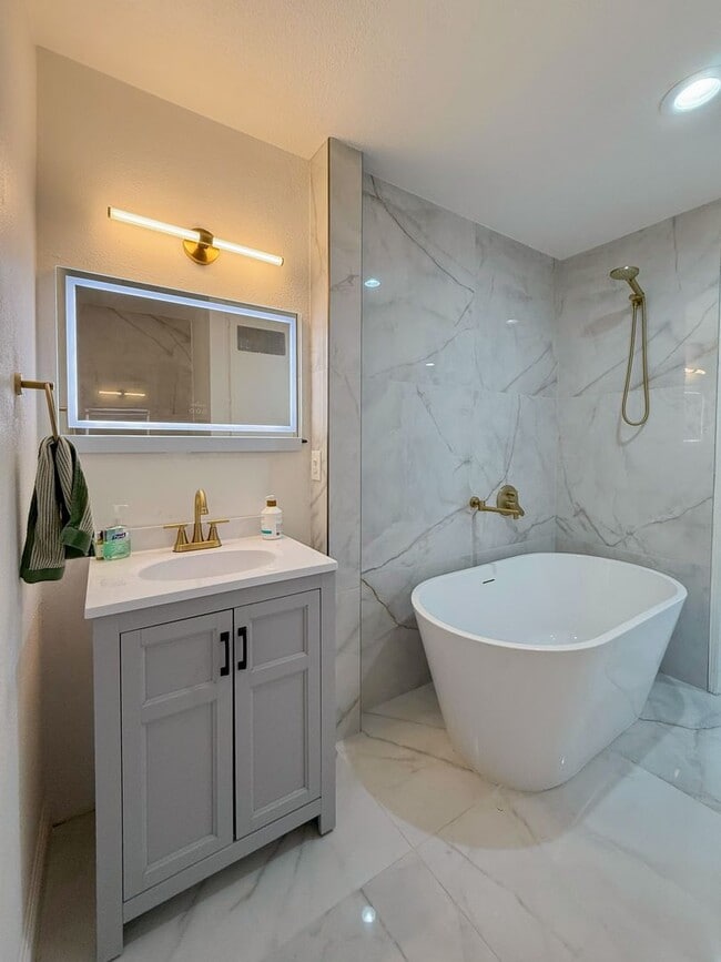 Building Photo - Renovated 3 Bedroom, 2 Bath Townhome with ...