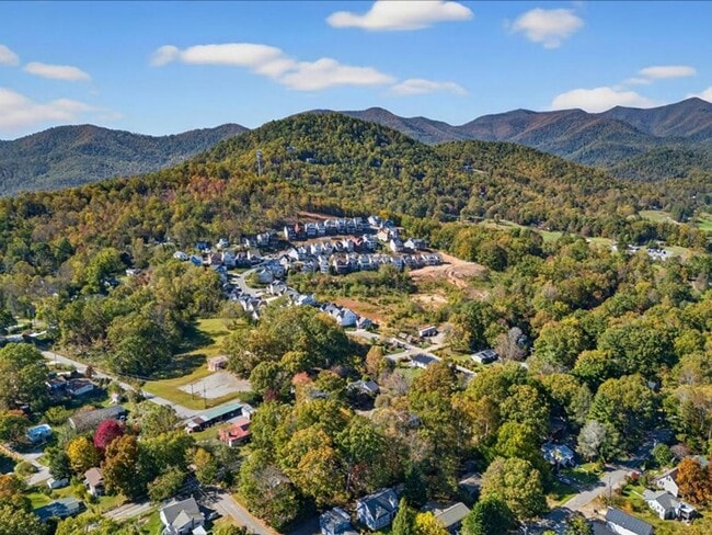 Building Photo - Wonderful Black Mountain Location-Long Term Rental