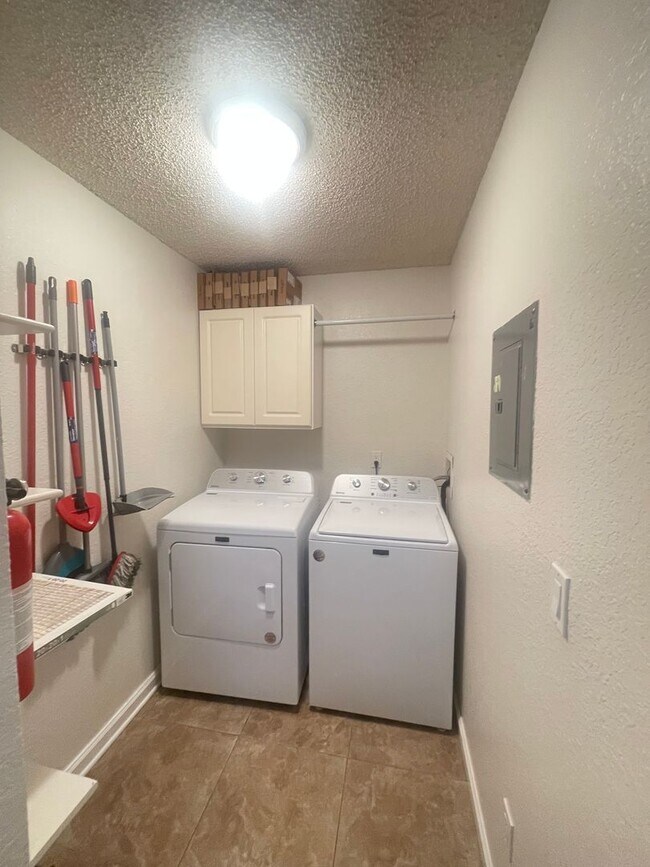 Building Photo - 2550 N Alafaya Trail