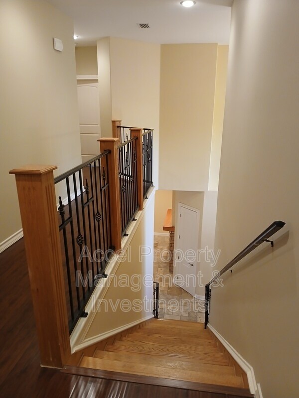 Building Photo - 2423 W Hampton Ave