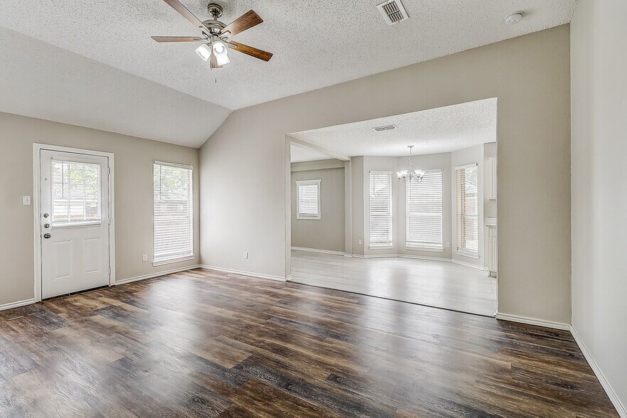 Building Photo - 1402 Stiles Ct