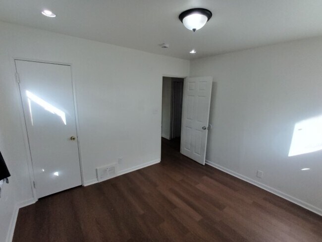 Building Photo - 3 bedroom, 1 bathroom Now Available!