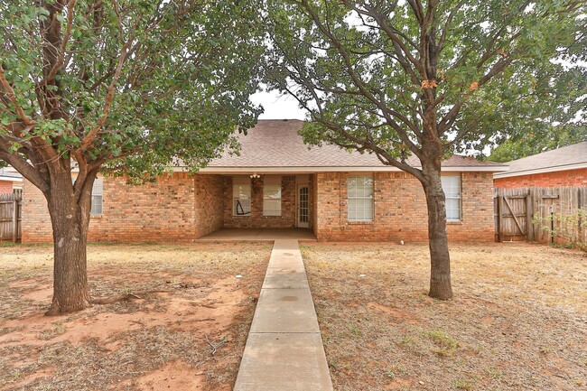 Building Photo - Large 3 Bedroom Home