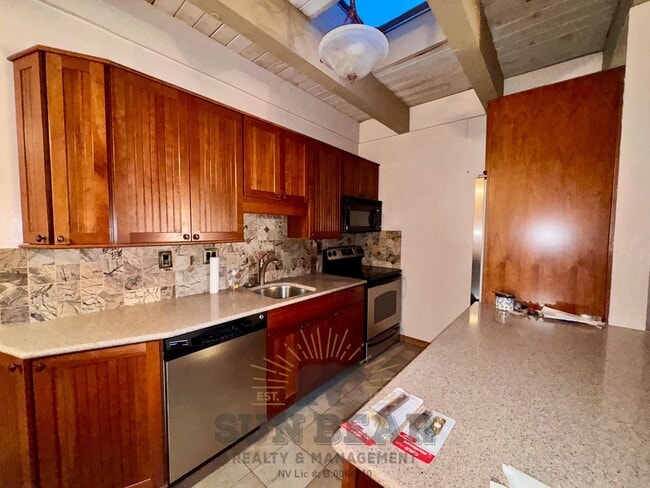 Building Photo - 3 Bedroom in Central Location in Incline!