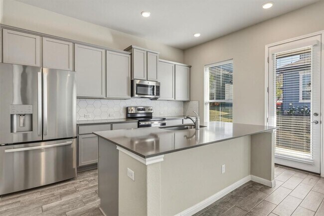 Building Photo - 1015 Vista View Dr