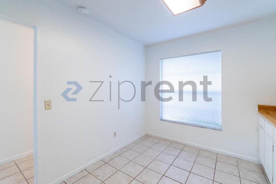 Building Photo - Unit