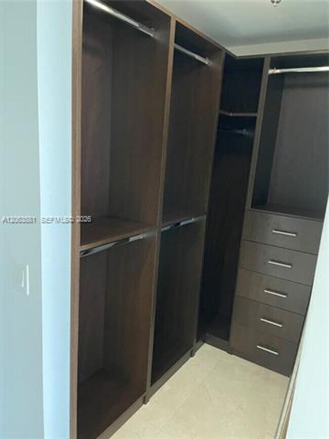 Building Photo - 1300 Brickell Bay Dr