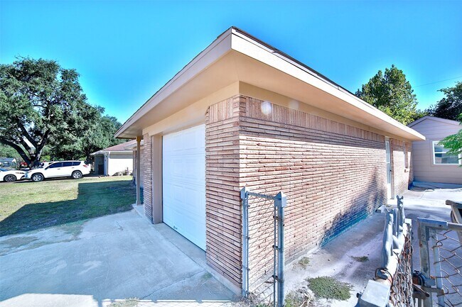 Building Photo - 222 Spell St