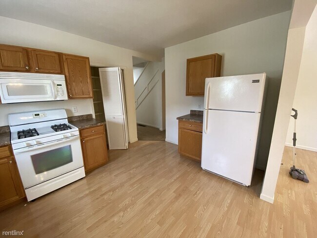 Building Photo - 2 br, 1.5 bath Duplex - 111 S Linden St Apt 2