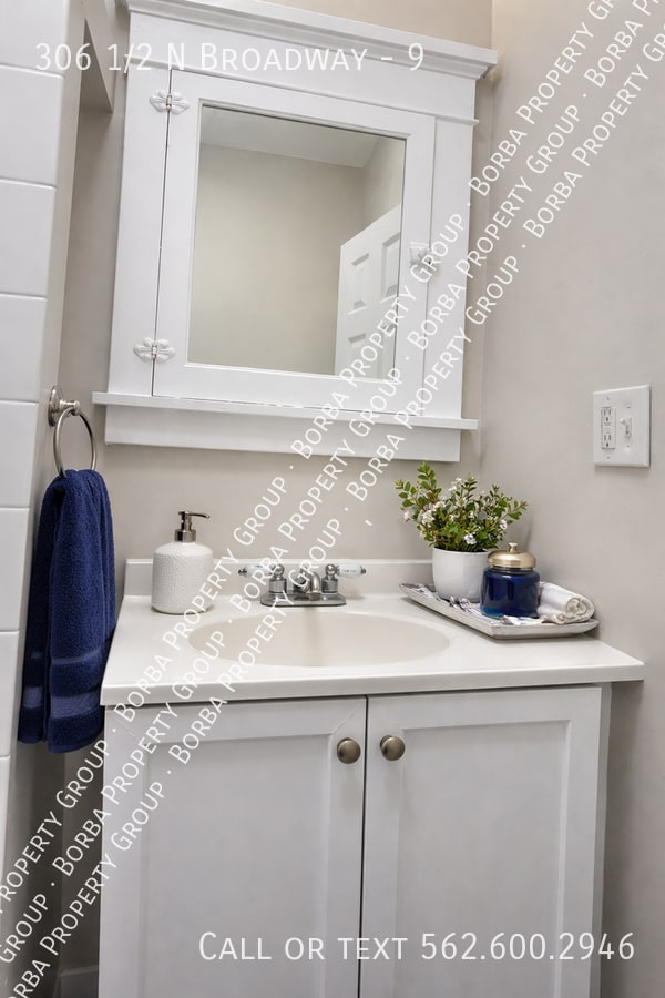 Building Photo - 306 1/2 N Broadway-9