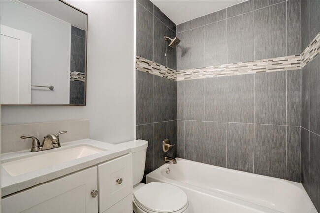 Building Photo - 320 NW 6th Ave