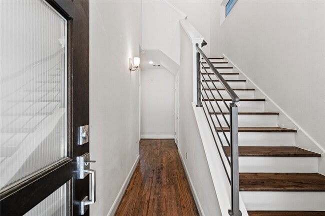 Building Photo - 1013 W 17th St