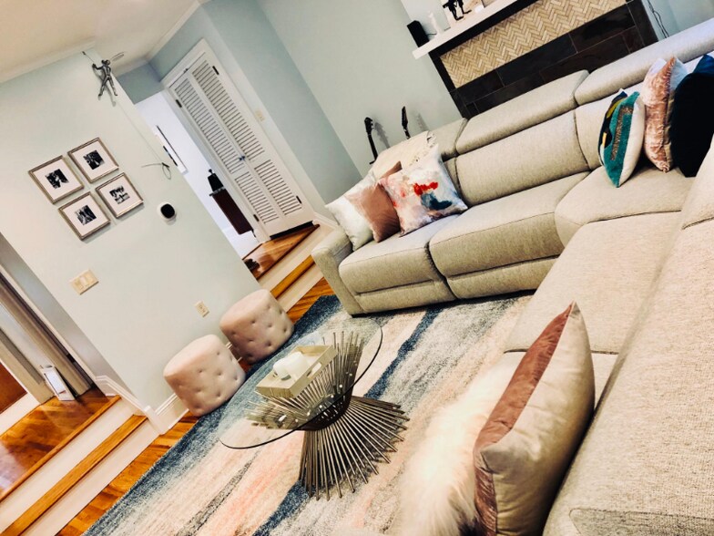 Building Photo - 6016 Howe St