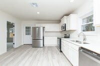 Building Photo - 135 E 13th Ave