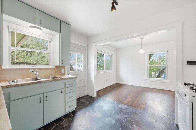 Building Photo - 1003 Cogbill St