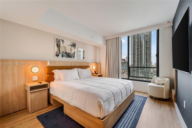 Building Photo - 601 NE 1st Ave