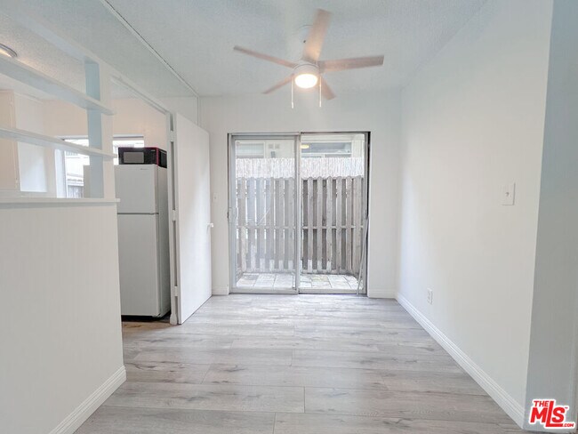Building Photo - 941 N San Vicente Blvd