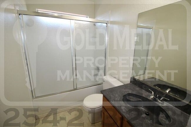 Building Photo - Charming 3-bed, 2-bath fourplex now availa...