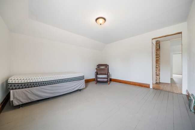 Building Photo - 1436 W Prospect Ave