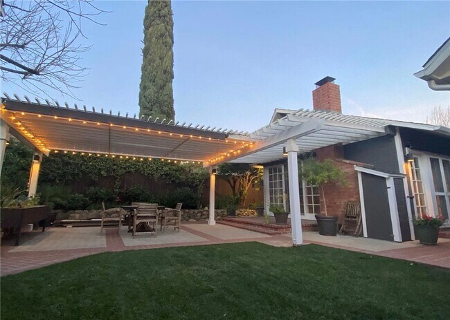 Building Photo - 349 Norumbega Dr