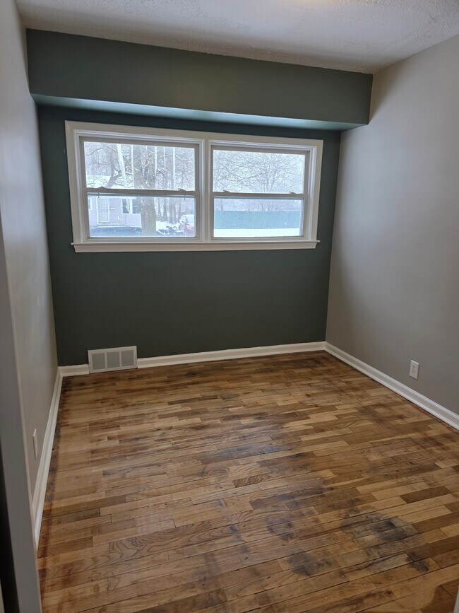 Building Photo - 4813 Greenlawn Dr