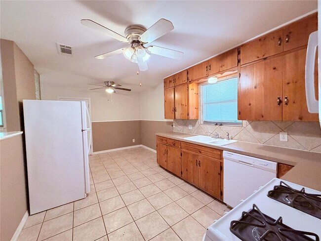 Building Photo - 5915 Sunshine Dr