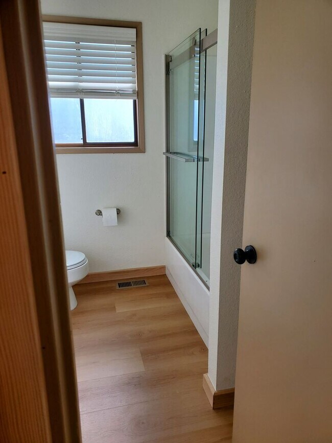 Building Photo - Beautiful 2 Bed 1.5 Bath 2 Story Duplex in...
